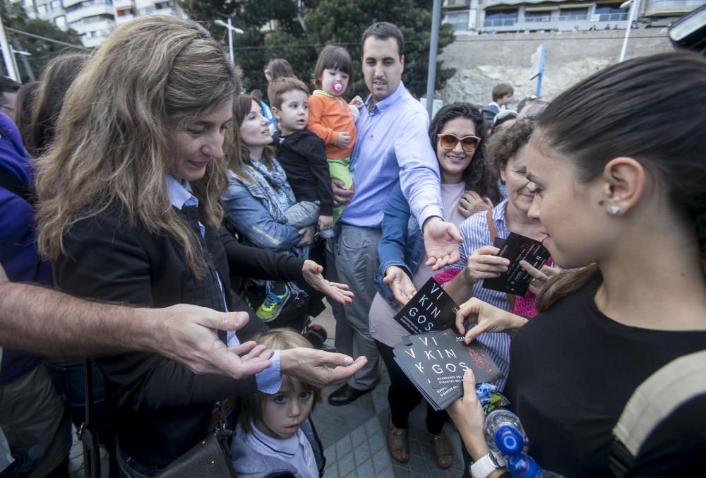 Los vikingos llegaron en barco al Postiguet y recorrieron el centro de la ciudad repartiendo entradas