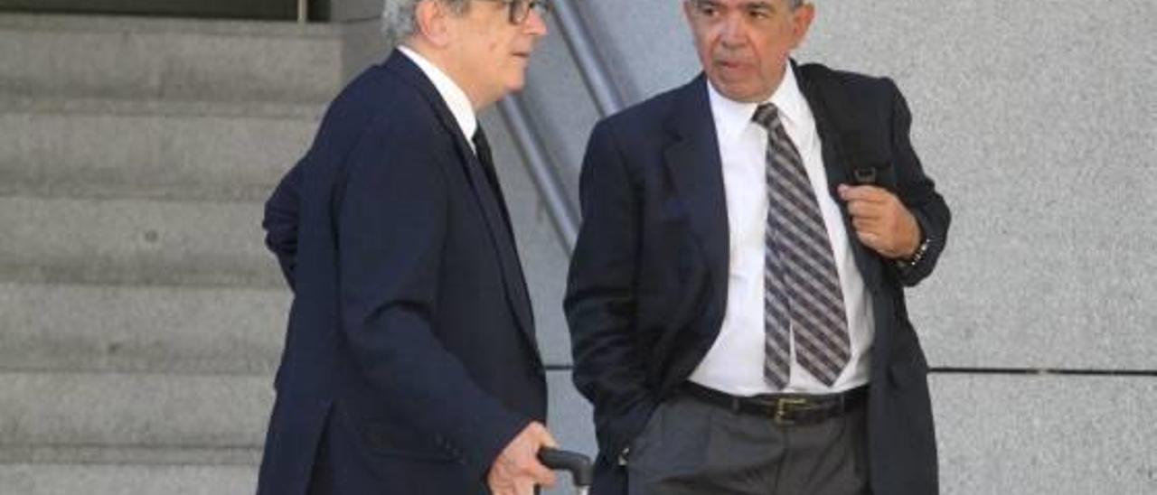 Roberto López Abad (dch.) junto a su abogado, Javier Boix, el pasado julio en Madrid.