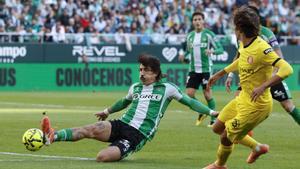El defensa del Betis Héctor Bellerín (i) controla el balón en el partido ante el Girona de LaLiga de fútbol disputado este domingo en el estadio Benito Villamarín. EFE/ Julio Muñoz