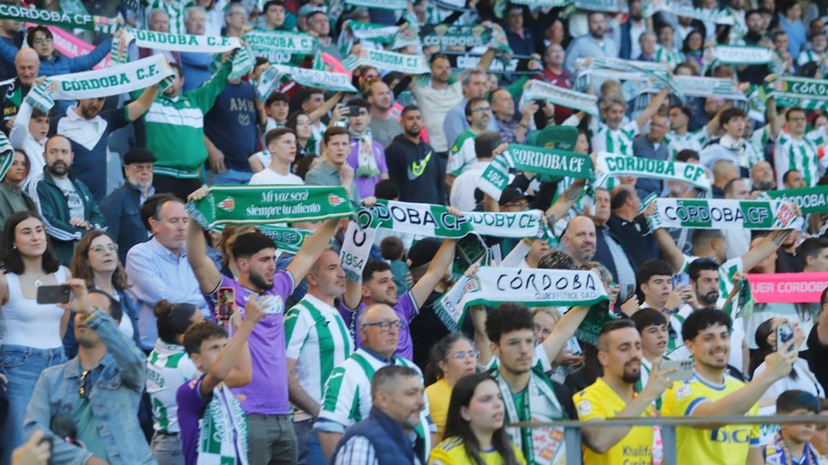 Aficionados del Córdoba CF animan en El Arcángel.