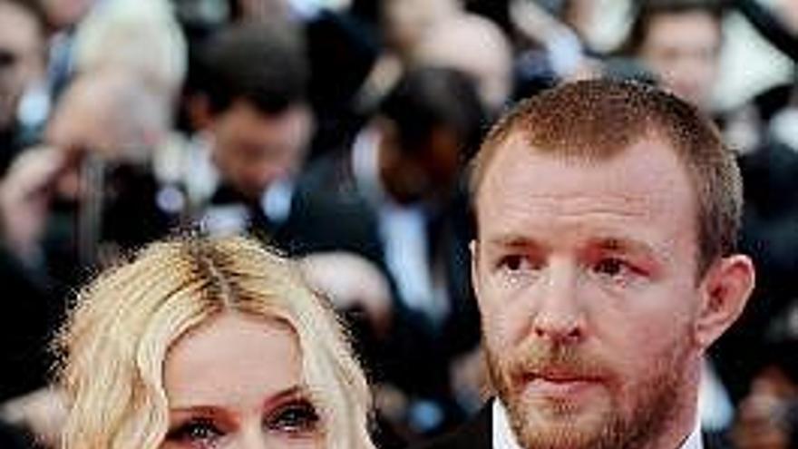 Foto de archivo fechada el 21 de mayo de 2008 que muestra a la cantante estadounidense Madonna junto con su esposo el director británico Guy Ritchie a su llegada al estreno de la última película de Steven Soderbergh &quot;Ché&quot; en el Festival de Cannes, Francia.