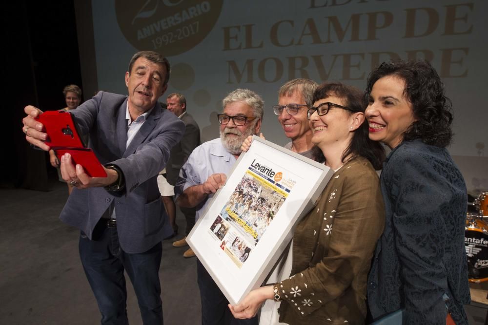 Los cinco representantes de Acció Ecologista Agró en el escenario fotografiándose con el premio.