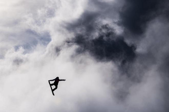 Bianca Gisler en acción durante la final de la prueba de Snowboard Slopestyle femenino de los Winter Youth Olympic Games Lausanne 2020 en Leysin, Suiza.