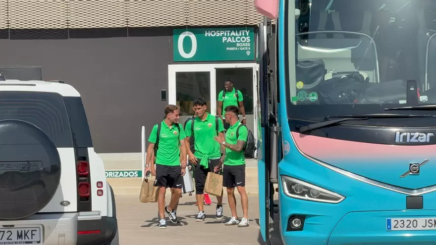 Así ha sido la salida en autobús de los jugadores del Elche CF rumbo a La Coruña