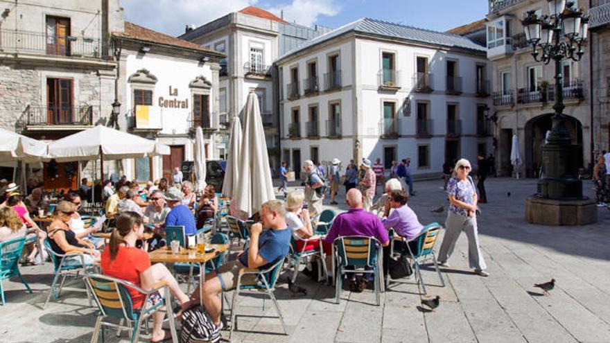 Turistas en la Plaza de la Constitución, en pleno casco histórico de Vigo // FARO