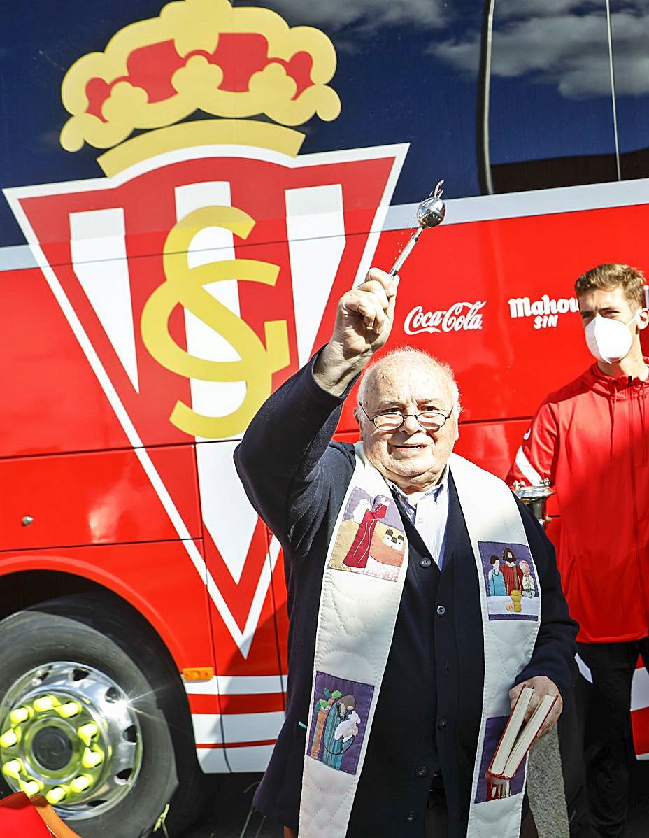 Fueyo, con el hisopo y el bendicional, asperja el autocar. | M. L.