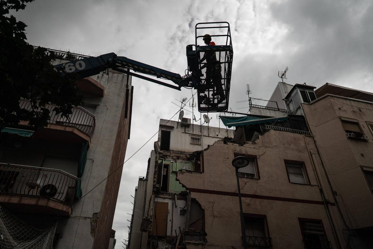 Trabajos de derribo del edificio en ruina de la calle Granada de Badalona.