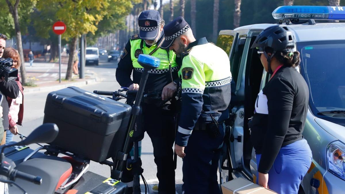 Agentes de Policía Local de València realizando un control a un patinete