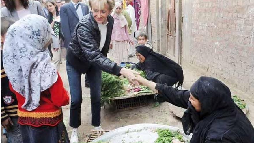 De la Vega saluda a unas mujeres egipcias, en un mercado callejero, ayer en Dahsur .