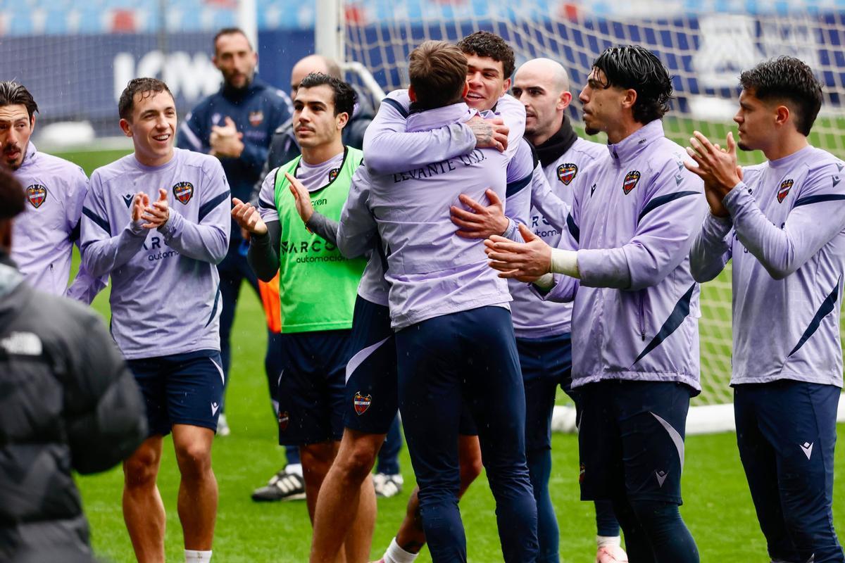 Entrenamiento a puertas abiertas del Levante UD