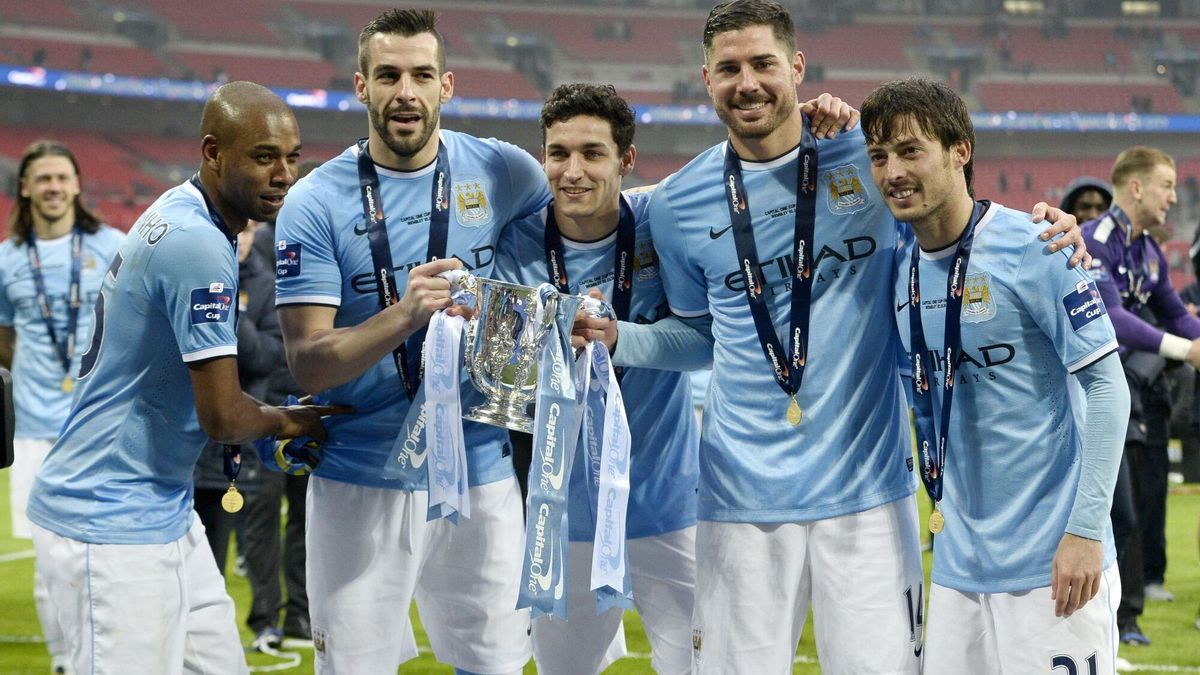 Fernandinho, Negredo, Jesús Navas, Javi García y David Silva posan tras ganar tras ganar la final de la Capital One Cup contra el Sunderland en el estadio de Wembley.