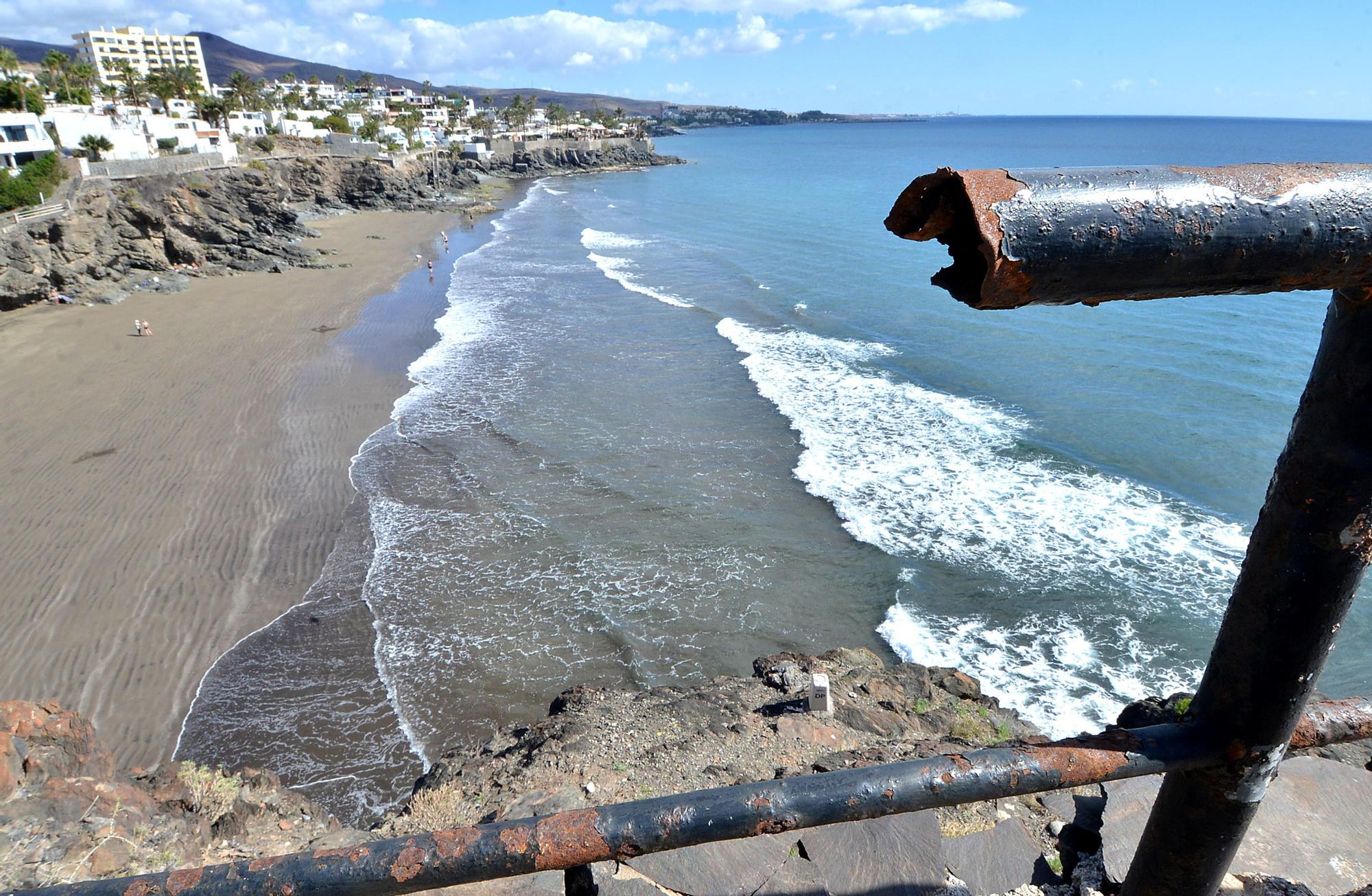 Algunos tramos de la barandilla de la playa de Morro Besudo son inexistentes.