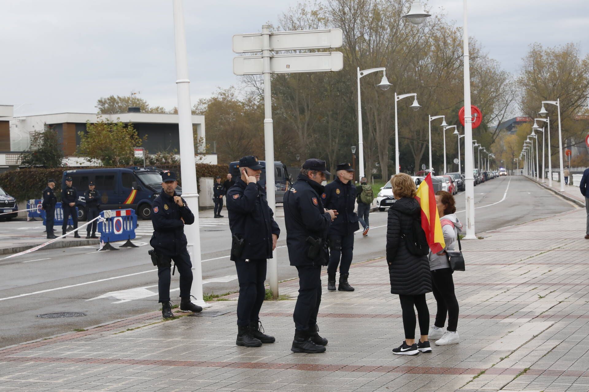 Concentración en Gijón frente a los hoteles del puente del Piles, en imágenes
