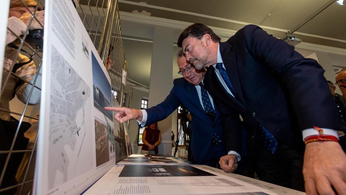 El presidente de la Diputación y el alcalde de Alicante observan el diseño del palacio de congresos, el lunes.
