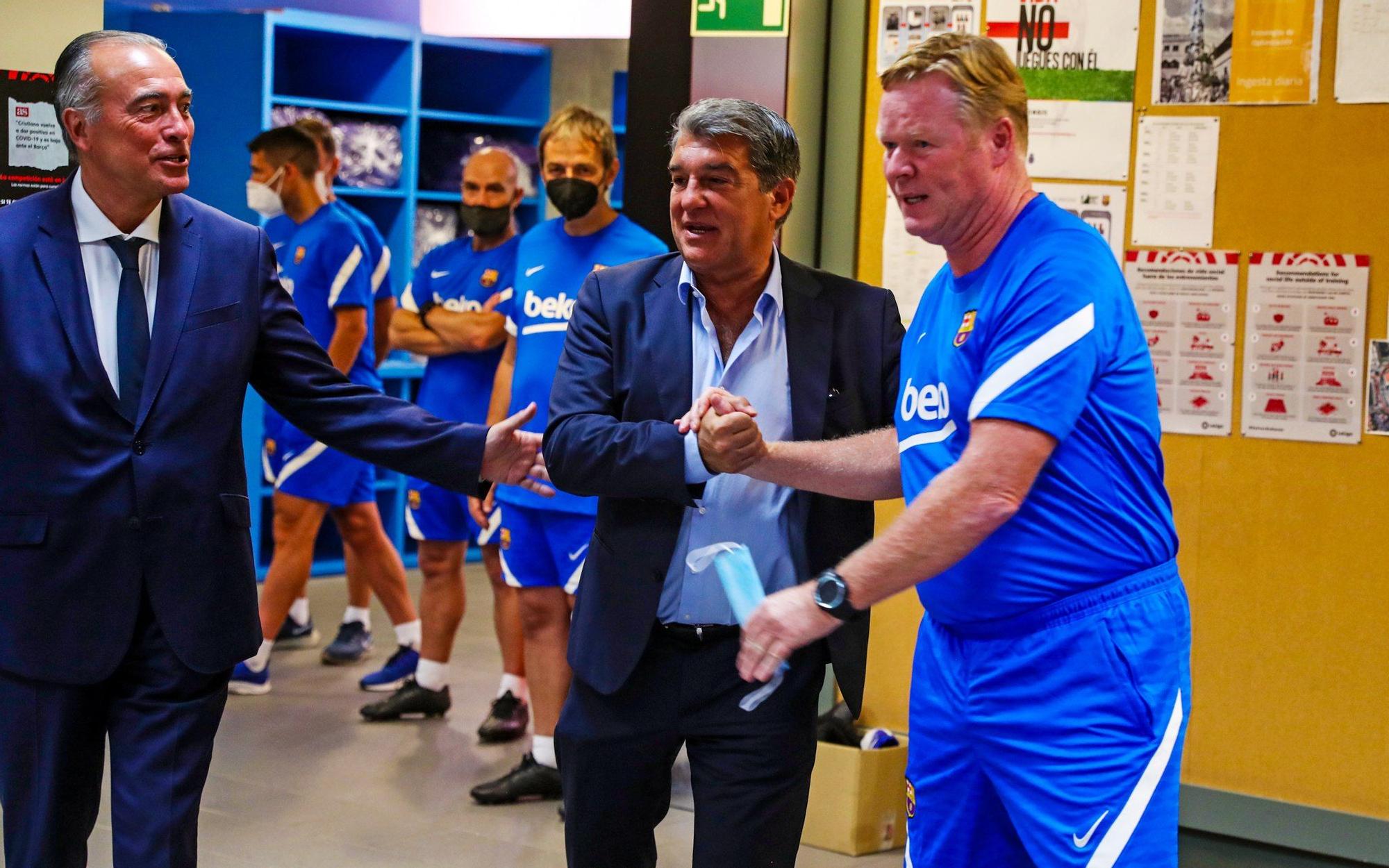 Laporta saludando a Ronald Koeman