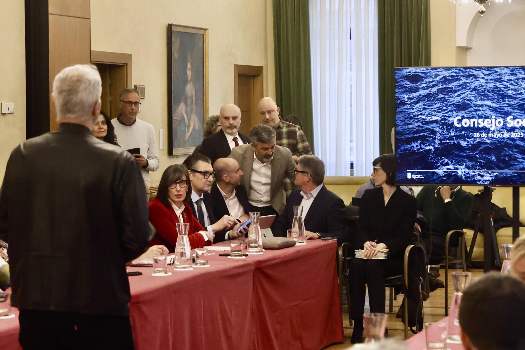 Así fue el tenso Consejo Social por Naval Gijón (en imágenes)