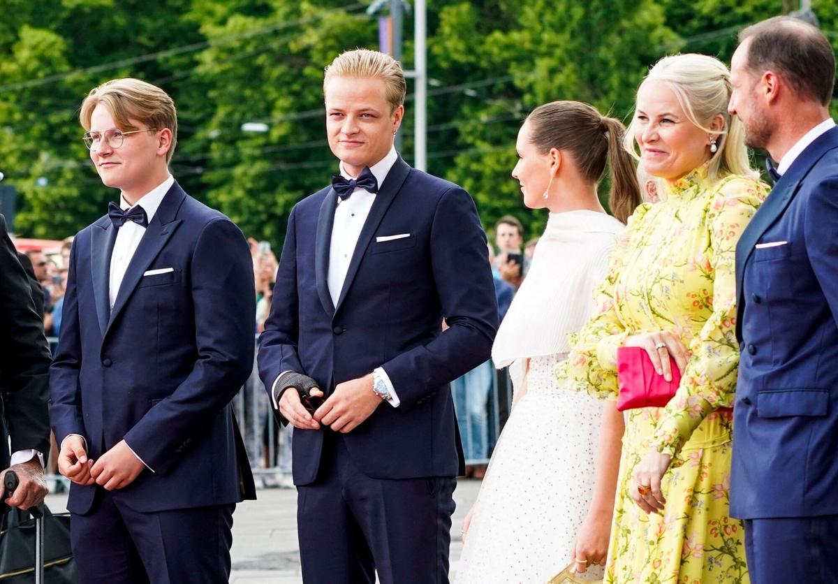 Marius Borg Hoiby con el Príncipe  Haakon, Mette-Marit, Ingrid Alexandra y Sverre Magnus.