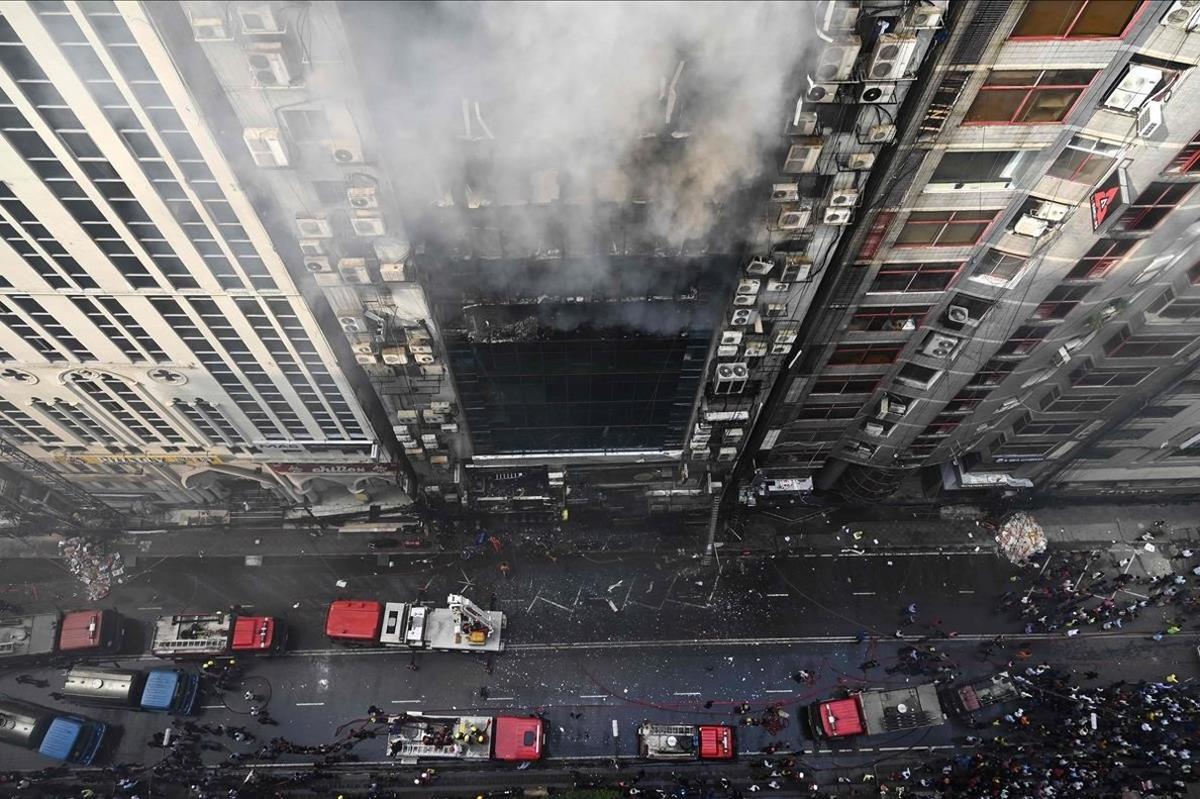 Al menos cinco personas muertas en un incendio en Dhaka, Bangladesh.