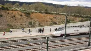 Guerra de trenes en Zamora: Los viajeros del AVE de Sanabria reclaman las frecuencias perdidas
