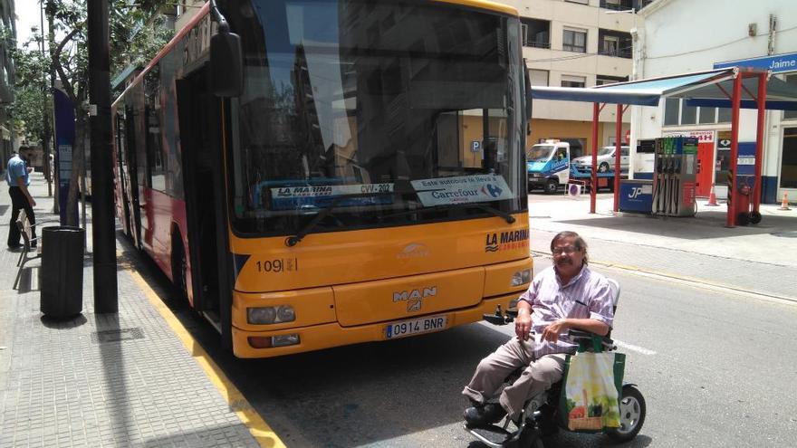 Un vecino de Gandia para un autobús de La Marina en protesta por la falta de accesibilidad