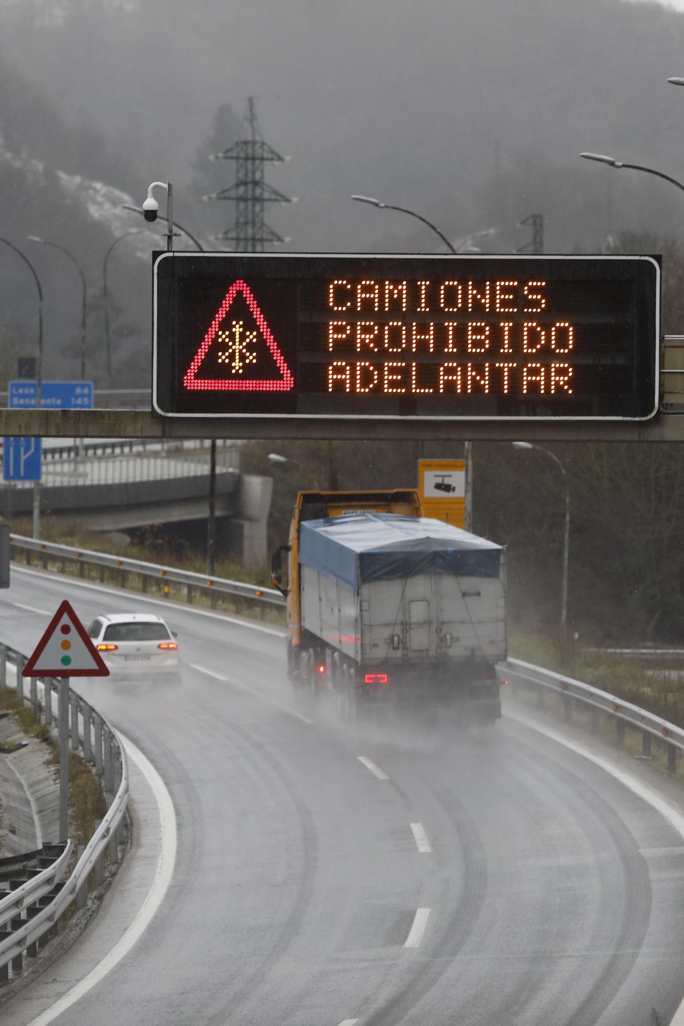 Los camioneros, parados durante horas por los cierres en Pajares y el Huerna.