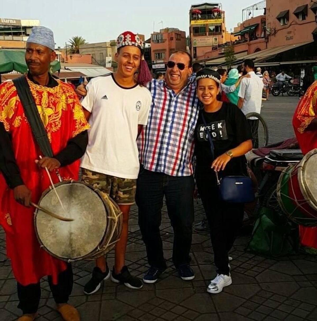 Mustafa El Marassi, alias Orlando, junto a su familia en un viaje a Marrakech.