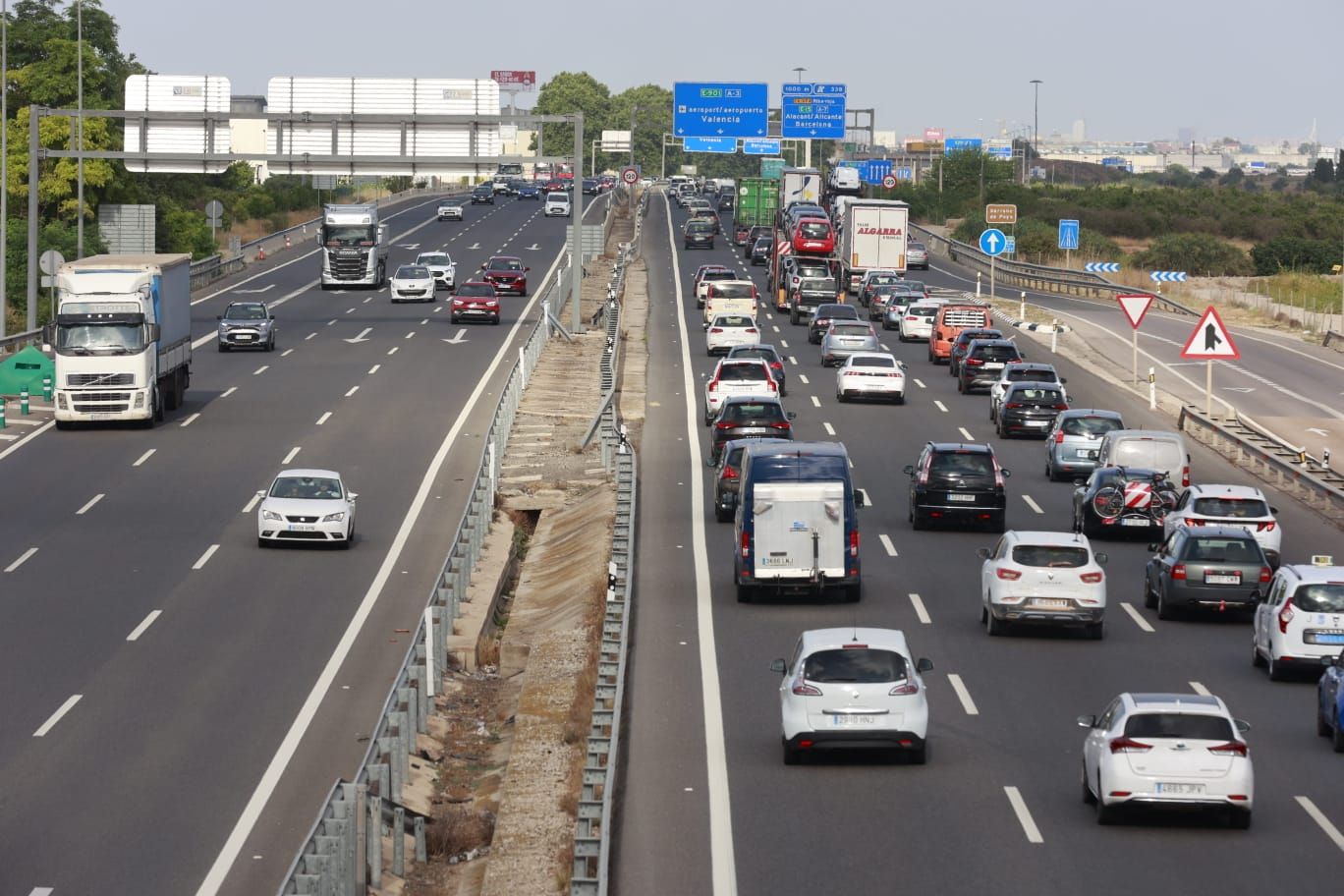 Retenciones en las vías de entrada a València por la primera operación salida del verano