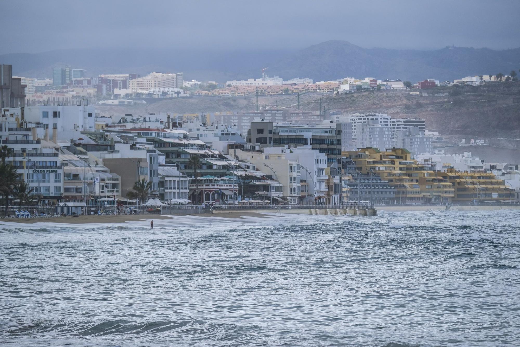 Marea alta en la playa de Las Canteras