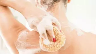 5 consejos prácticos para que la esponja de la ducha nos limpie en vez de mancharnos