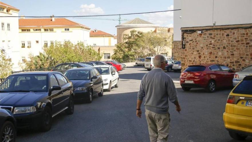 La falta de plazas de aparcamiento en Cáceres colapsa la zona de Ramiro de Maeztu
