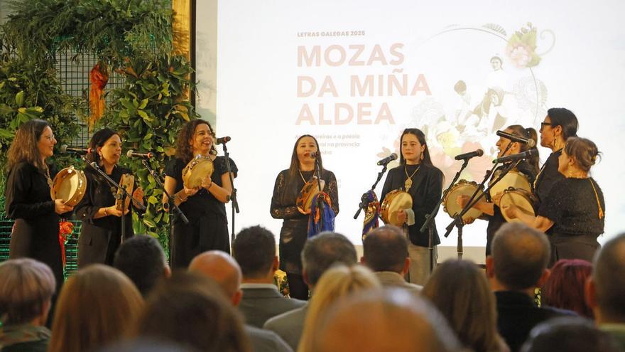 Acto no Pazo Provincal, encabezado por Luis López.