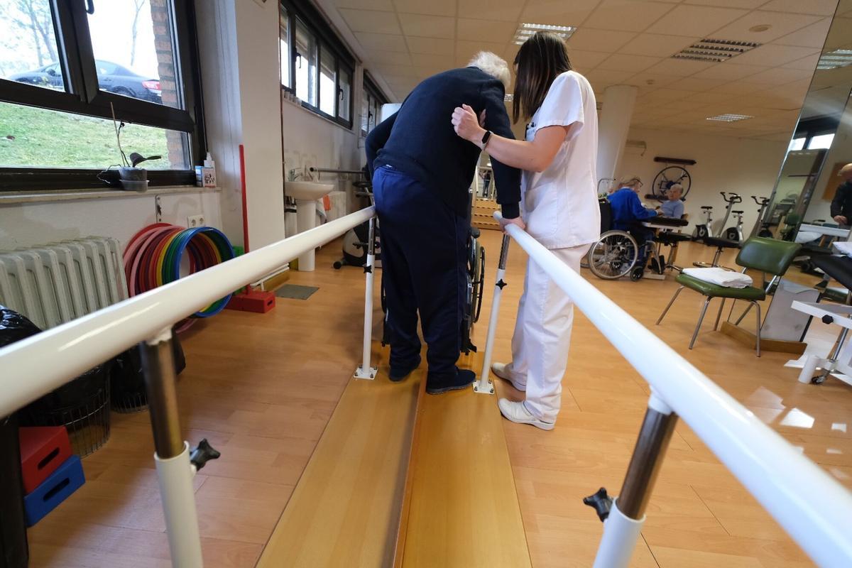 Personal de una residencia de mayores ayudando a un usuario.