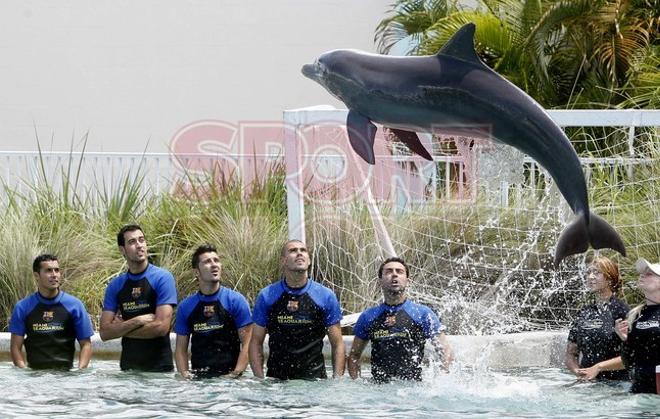 Los jugadores del Barça se divirtieron con los delfines