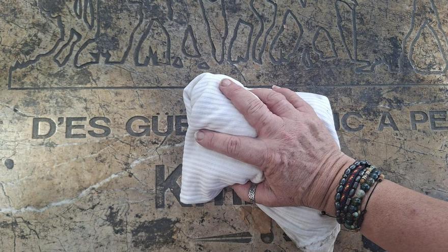 Limpian el kilómetro cero de la ruta des Güell a Lluc a Peu para denunciar la suciedad en Pere Garau