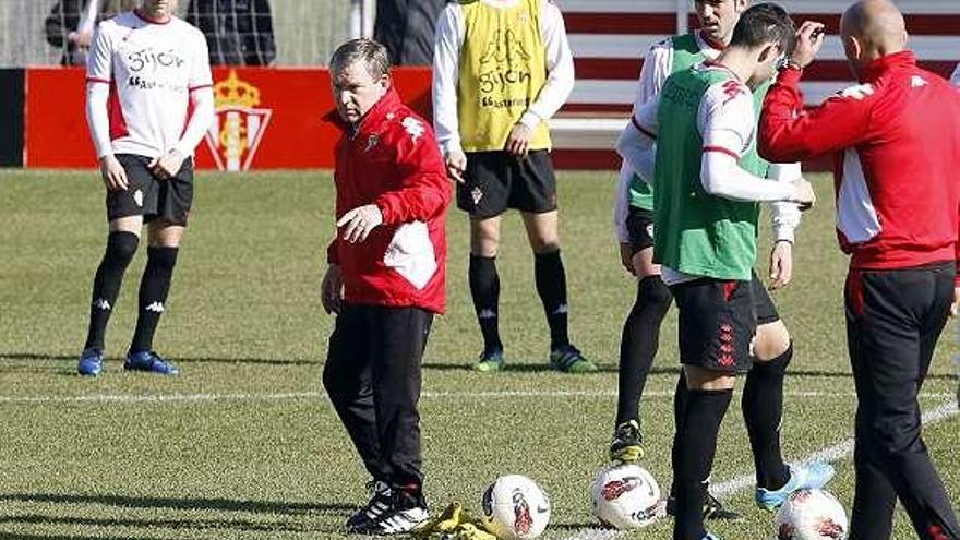 Clemente da instrucciones a sus futbolistas en Mareo.