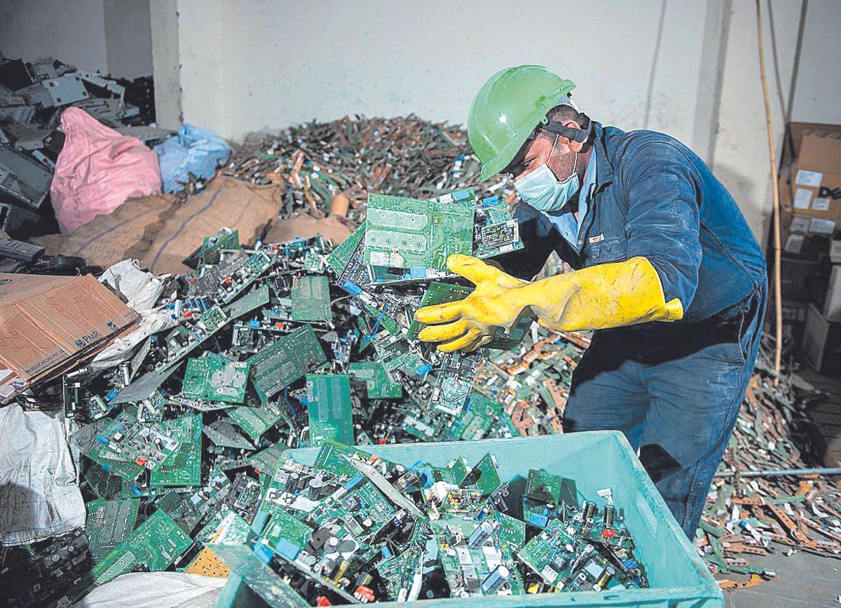 Un operari en una planta de reciclatge