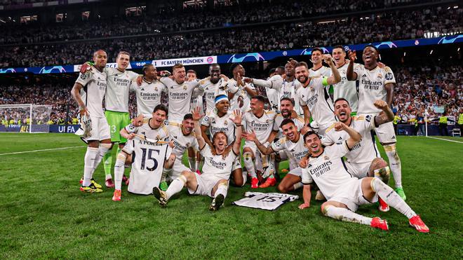 Los jugadores del Madrid celebran, tras ganar al Bayern, la clasificación para su 15ª final de la Copa de Europa. 