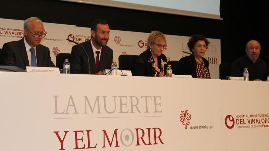 Un instante de la inauguración, con la consellera de Sanidad, Ana Barceló, en el centro