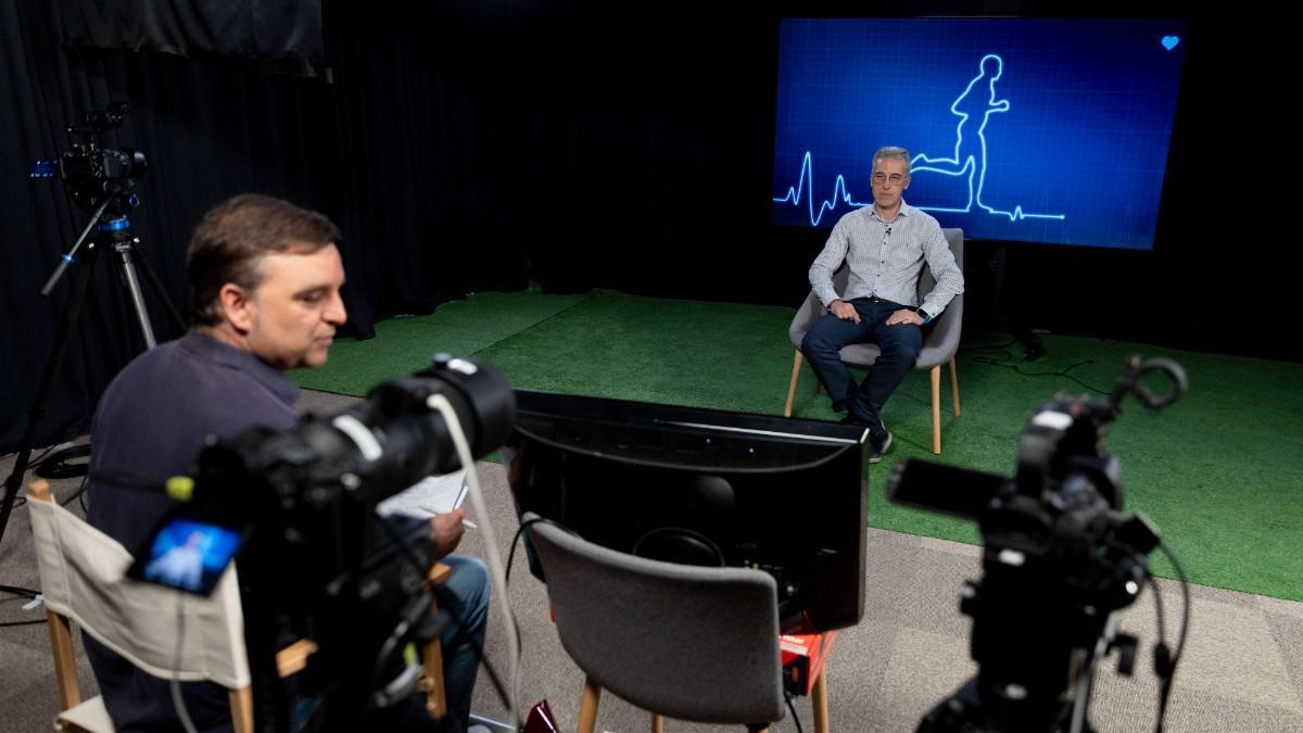 El doctor soria atiende al periodista de Sport Jaume Marcet