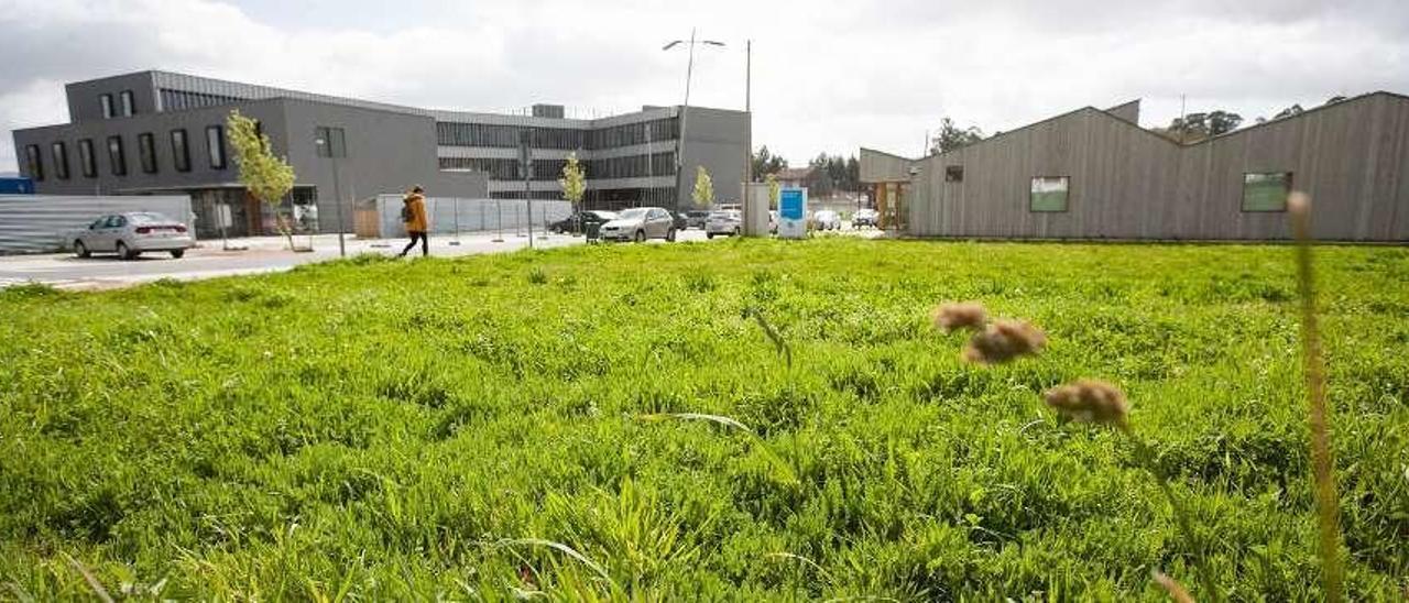 Las plazas se habilitarán en la franja que separa la escuela infantil de la N-640. // Bernabé/Cris M.V.