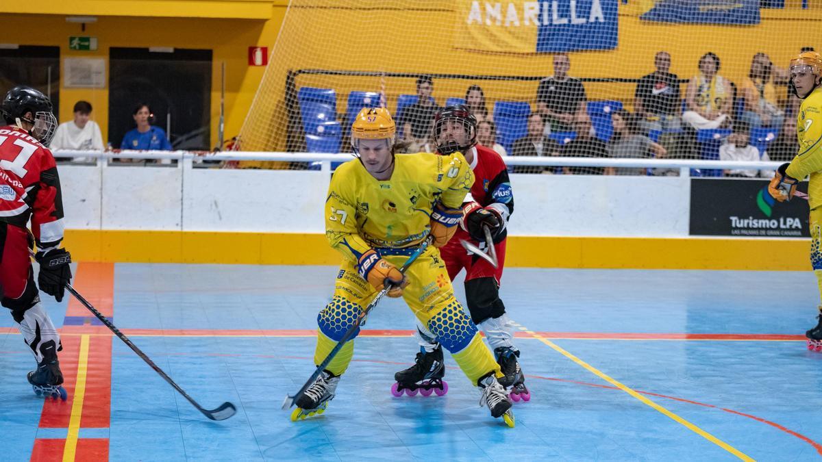 Chuck Baldwin conduce el disco en el partido de hoy ante el Espanya.