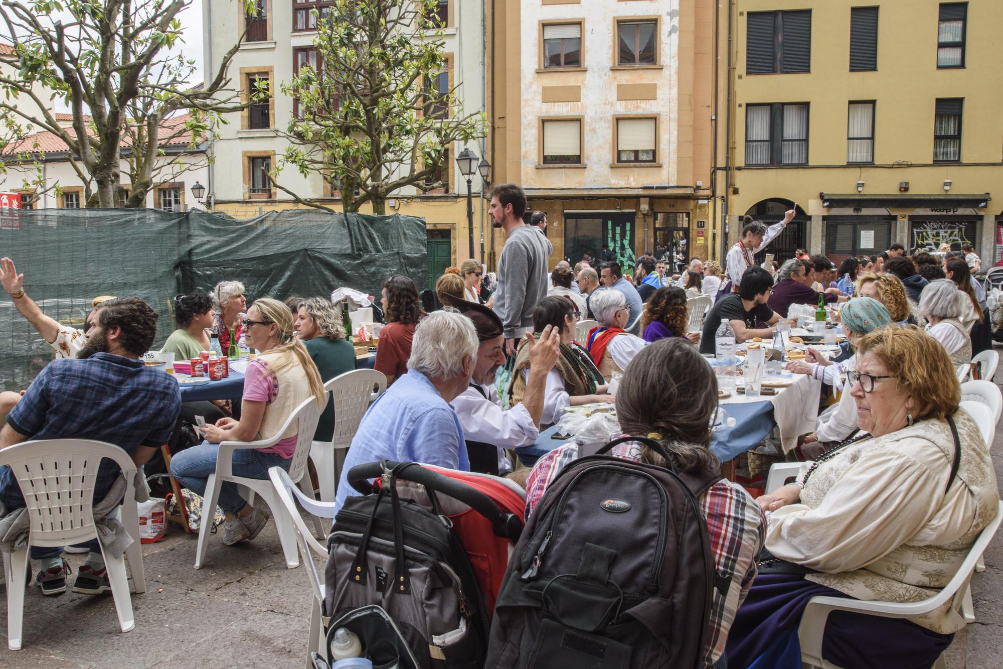 El Antiguo recupera su comida en la calle tres años después