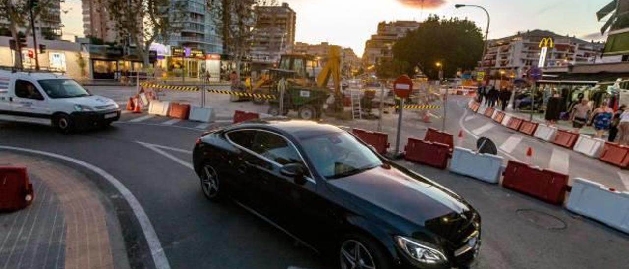 Varios vehículos, ayer, circulando por la avenida del Mediterráneo y otras calles tras los cambios y reordenación del tráfico.