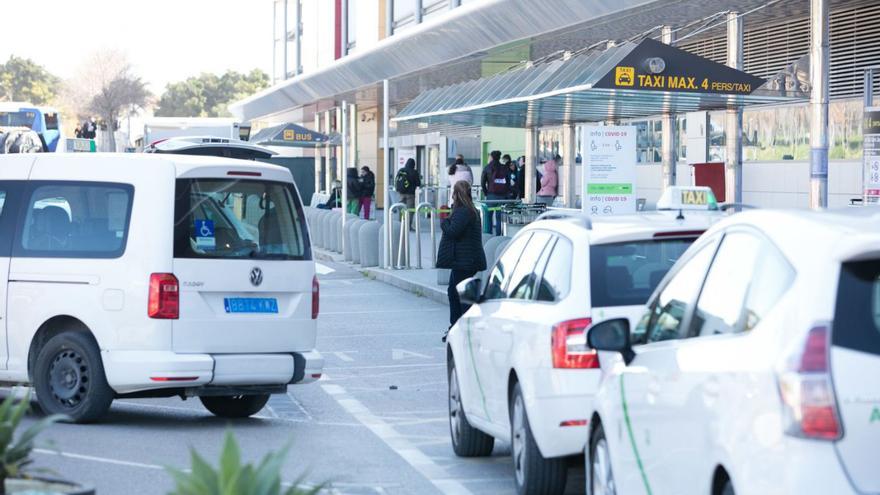 La parada de taxis del aeropuerto de Eivissa, en una imagen de archivo. | VICENT MARÍ