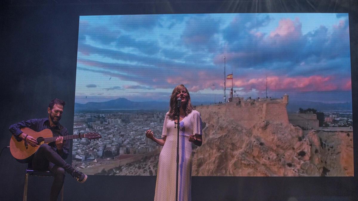 Josu García y Anabel García, integrantes de Mailers, durante su aplaudida actuación en la gala.