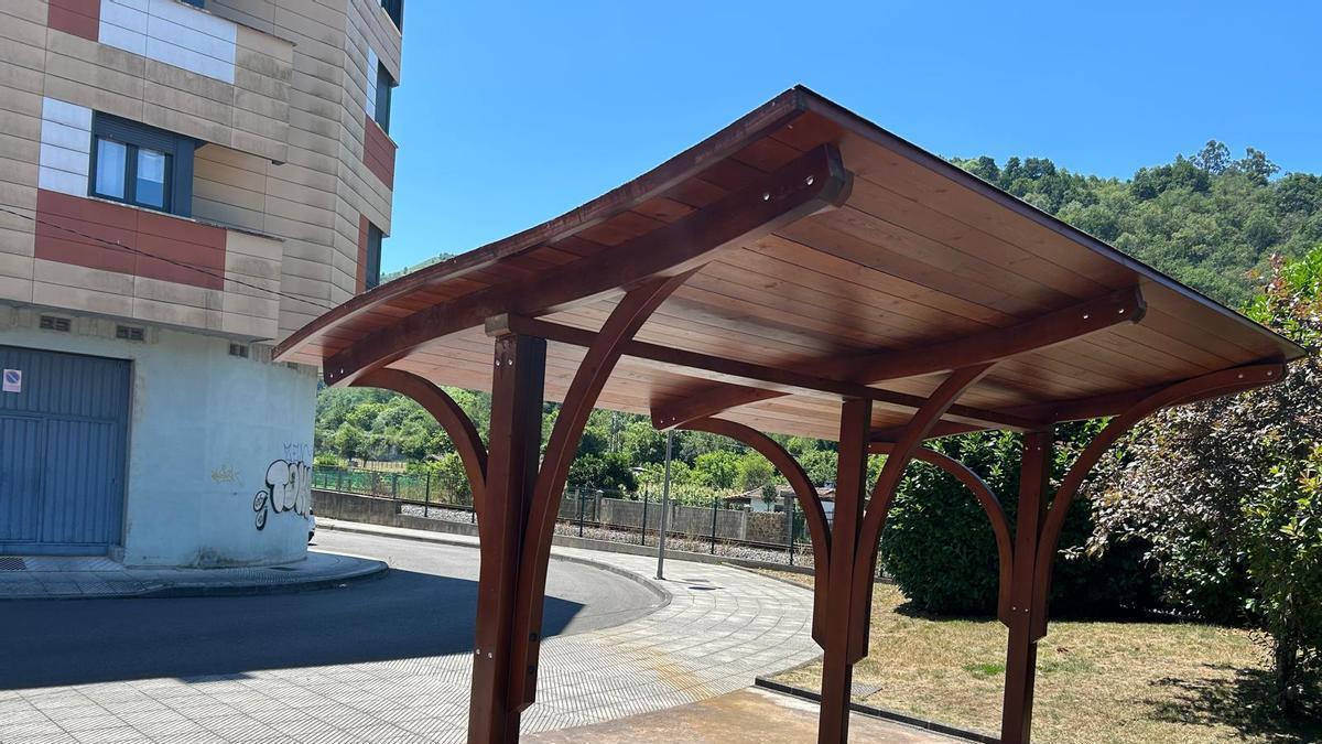 La nueva zona de sombra instalada en Barredos.