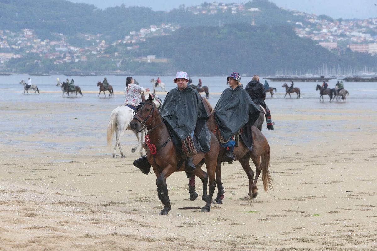 Alrededor de 70 jinetes procedentes de diferentes zonas de la comarca, de Vigo, Baiona y hasta de Pontecaldelas participaron en la XIII Xuntanza Cabalar