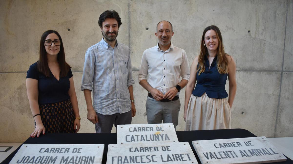 Tània Infante, Pere Sobrerroca, Marc Aloy i Anna Comas amb quatre de les plaques donades