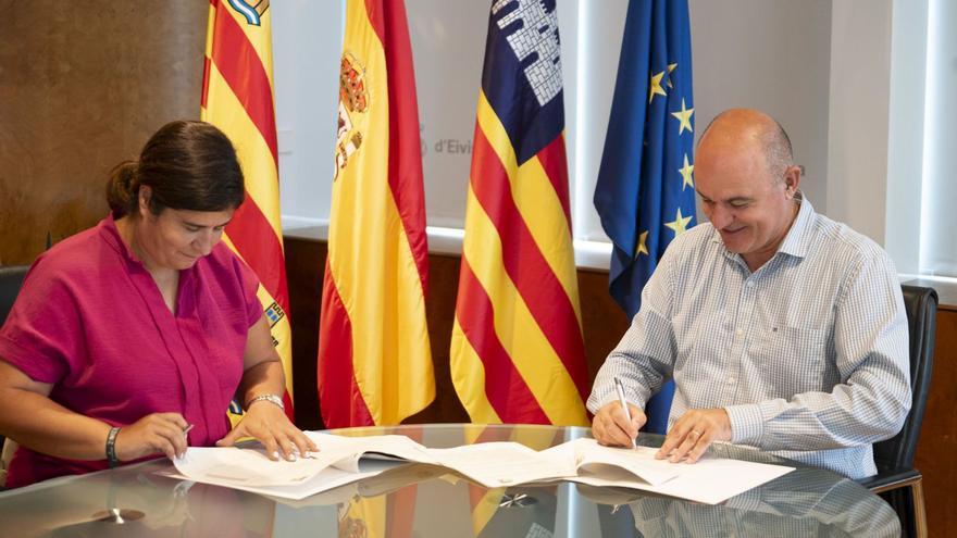 Marta Lliteras y Vicent Marí, en la firma del convenio. | CIE