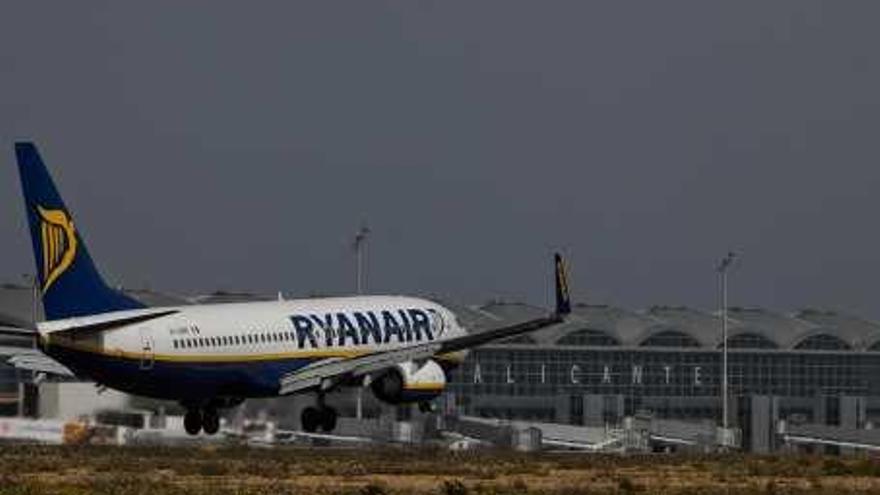 Un avión de Ryanair en el aeropuerto de El Altet.